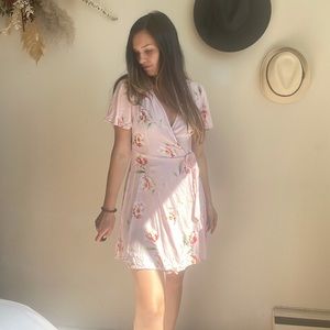 💕3 for $25💕 Light pink floral wrap dress